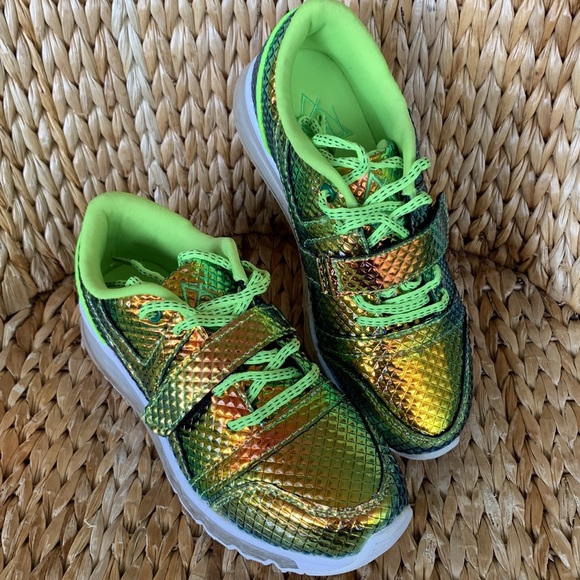 YRU Shoes - NIB YRU 🐍Slime Green Aiire Holographic Sneakers